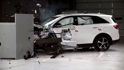 2016 Kia Sorento small overlap IIHS crash test