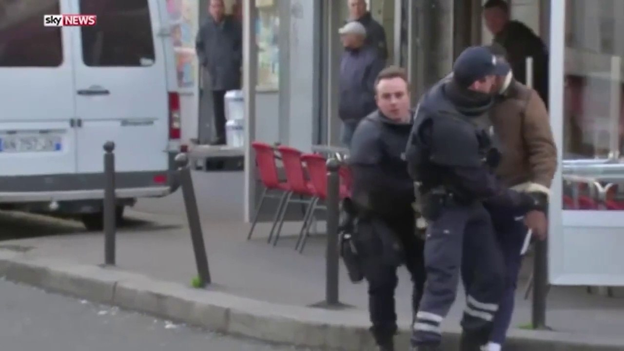 Quand la police française empêche un témoin de parler avec des ...