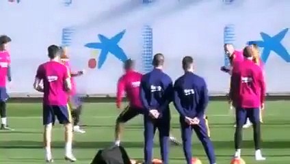 Dura entrada de Arda a Luis Suárez durante el entrenamiento