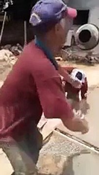 Il punit son collègue qui passe son temps au téléphone au lieu de travailler