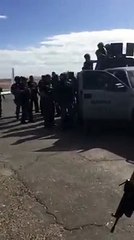 Momento en el que fue trasladado EL CHAPO GUZMÁN EN EL AEROPUERTO DE MOCHIS.