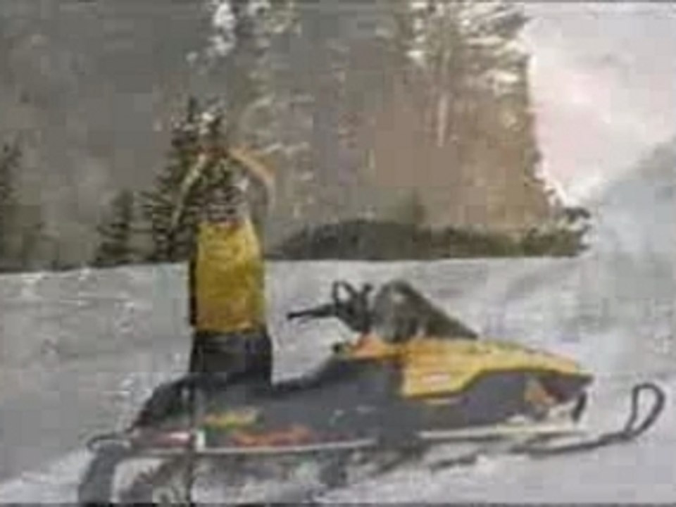 Backflip en moto neige / snowscooter / skidoo