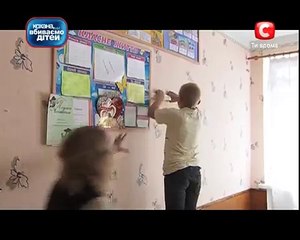 Злой школьник бьет детей в школе