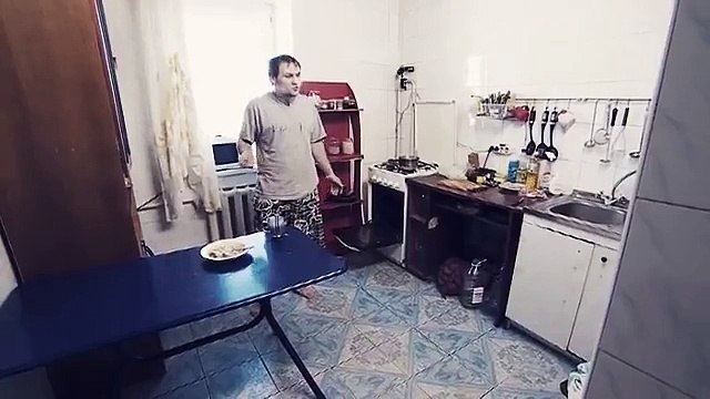 Муж рэпер-свингер, унижающий свою жену и живущий за счет ее мамы.