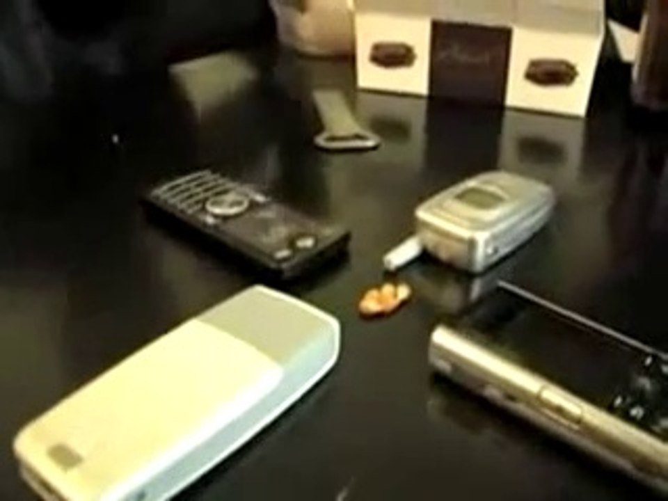 Pop Corn + telephone portable= micro ondes.