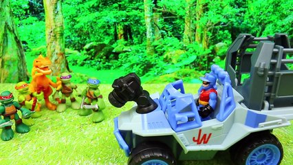 Jurassic World Dino Tractor Captures a Raptor Dinosaur and the Teenage Mutant Ninja Turtles