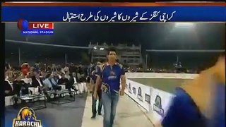 Muhammad Aamir Welcomed by People in Karachi Kings PSL