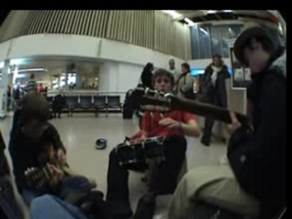 Concert improvisé à l'aéroport de Bale