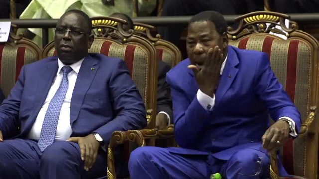 l'ex chef de l’Etat béninois sort de ses entre-jambes une pommade qu’il se passe dans un premier temps sur les mains, jetant un bref coup d’œil à son voisin de droite, le président sénégalais