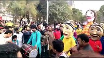 Amazing Dance on Roads of Lahore -