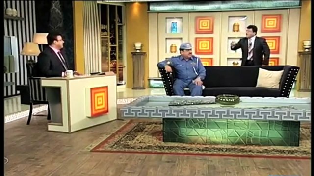 Azizi as Traffic Warden with A Citizen Hasb e Haal