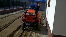 Japonski mini traktorek. Mieszanie piasku z ziemia. www.akant-ogrody.pl