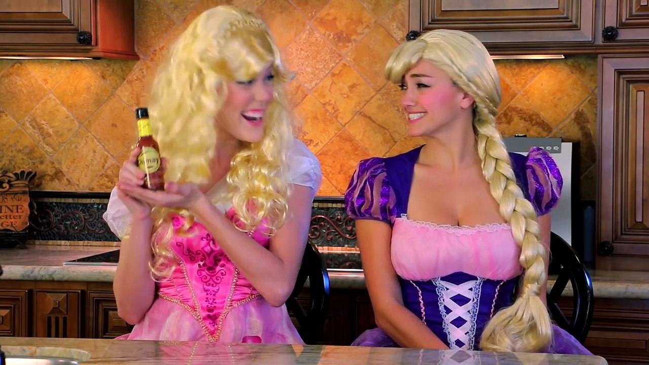 Rapunzel vs Aurora Juice Challenge Battle. DisneyToysFan. – Видео  Dailymotion