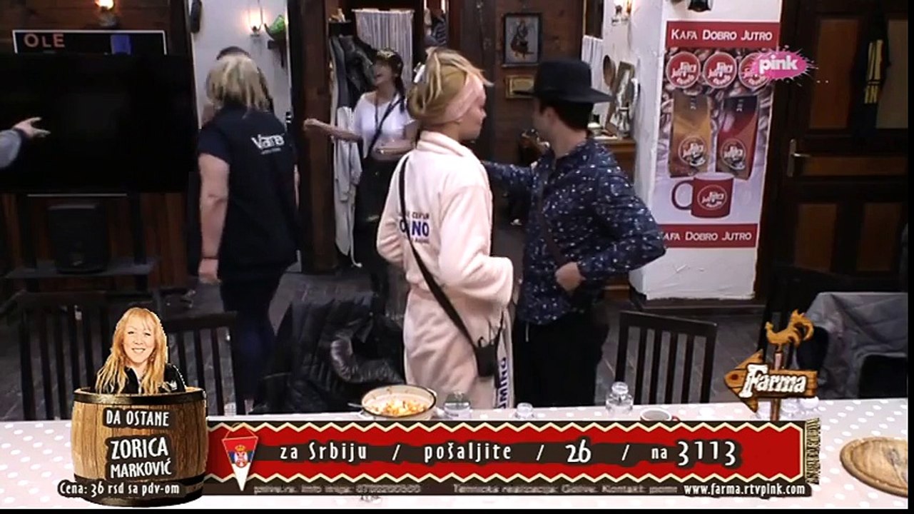 Farma 7 - Briše noge o Filipove farmerice