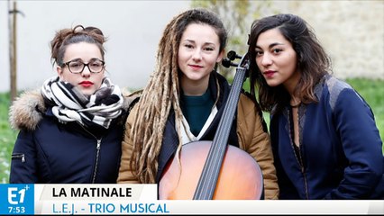 L.E.J pousse la chansonnette dans le studio d'Europe 1