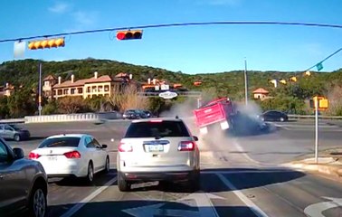 Freni Boşalan Kamyon Önüne Çıkanı Ezdi Geçti