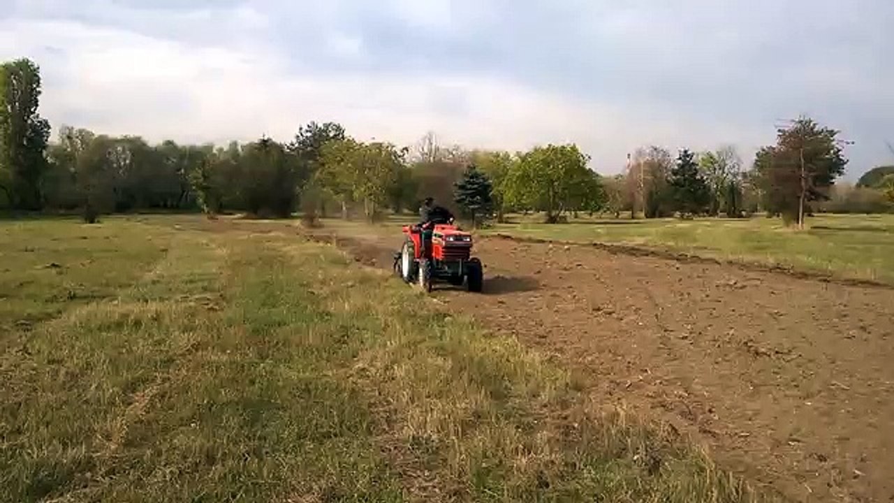 Spulchnianie ziemi kultywatorem pod trawnik.Uslugi rolnicze Warszawa www.traktorki-japonskie.pl