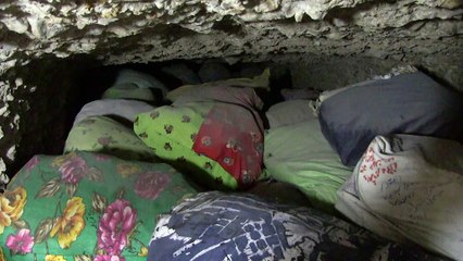 Sous une montagne du Pakistan, un cimetière de vieux Corans