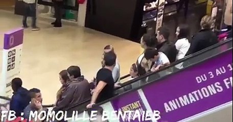 Coup de foudre entre hommes en escalator ...