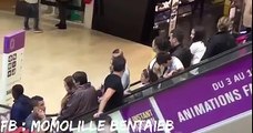 Coup de foudre entre hommes en escalator ...