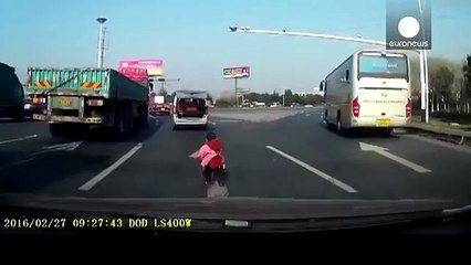 Un enfant tombe d'une voiture en marche (Chine)