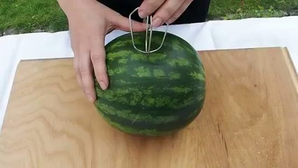 Un jus de pastèque frais et bon en quelques minutes