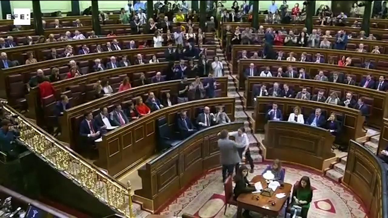 Les baiser enflammé du leader de Podemos au parlement espagnol