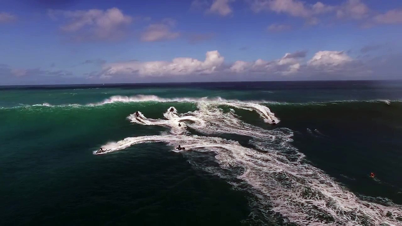 En pleine mer, ces jet-skis croisent une énorme vague. Leur réaction est spectaculaire !