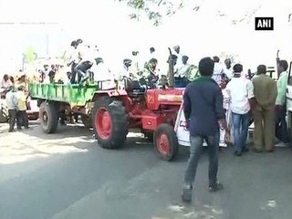Bengaluru farmers protest against traffic police for denying entry