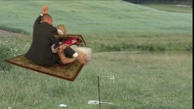 Un mariage tellement WTF?? Un couple de mariés sur un tapis volant