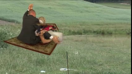 Un mariage tellement WTF?? Un couple de mariés sur un tapis volant