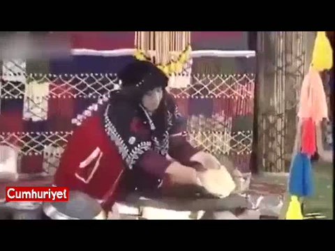 Gözleme yapan kadın canlı yayında neredeyse yanıyordu