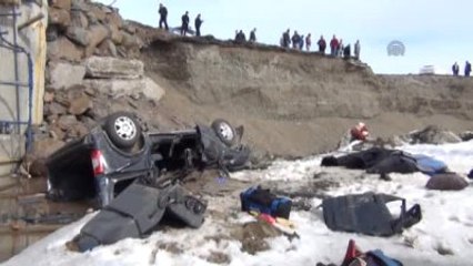 Hafif Ticari Aracın Şarampole Devrildiği Kazada 3 Kardeş Hayatını Kaybetti