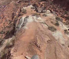 Descenso de una pista estrecha a toda velocidad en BTT