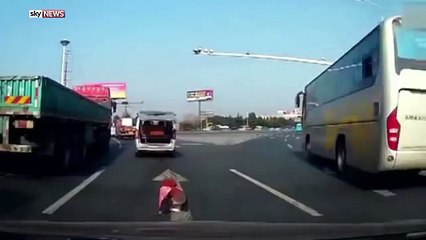 Un enfant tombe d'une voiture en Chine
