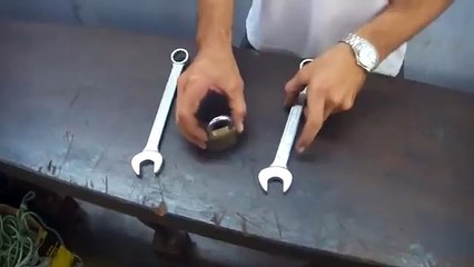 Ouvrir un cadenas en quelques secondes avec 2 clés plates