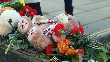 Москвичи возлагают цветы у метро в память об обезглавленной девочкеHD (1)