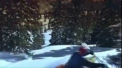 Deux hommes font du kayak sur de la neige !