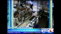 Encapuchados asaltan una tienda de armas en Texas y roban medio centenar de rifles