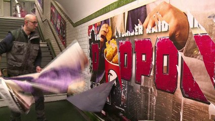 Colleur d'affiches dans le métro, un métier vieux de 70 ans