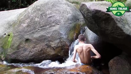 Brésil : Une incroyable cascade qui mène à une grotte sous marine