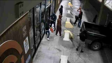 Encapuchados protagonizan un asalto de película en una armería de Houston