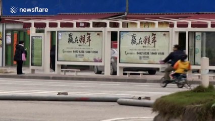 Descargar video: Bus stops build ridiculously low seats for waiting passengers