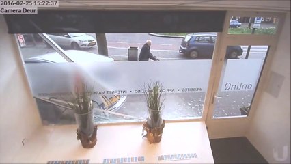 Mais qu'est-il arrivé à ce conducteur? Accident violent pendant son créneaux!