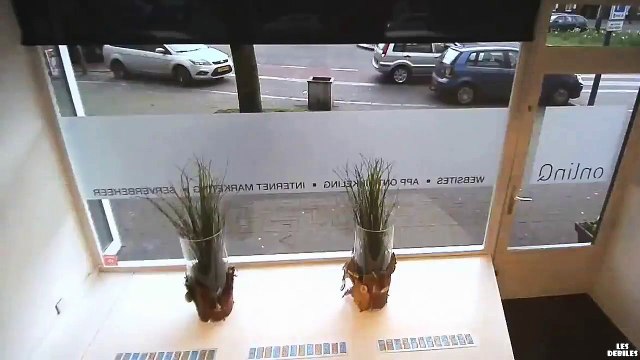 Une femme essaie de se garer en marche arrière