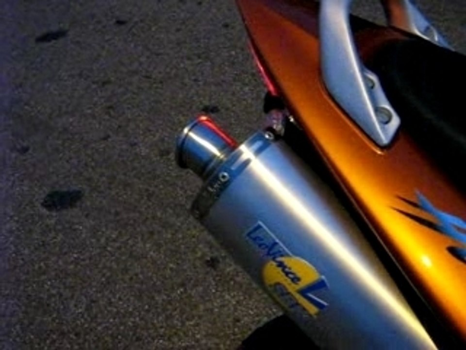 Son pot Léovince SBK sur mon 600 hornet