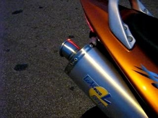 Son pot Léovince SBK sur mon 600 hornet