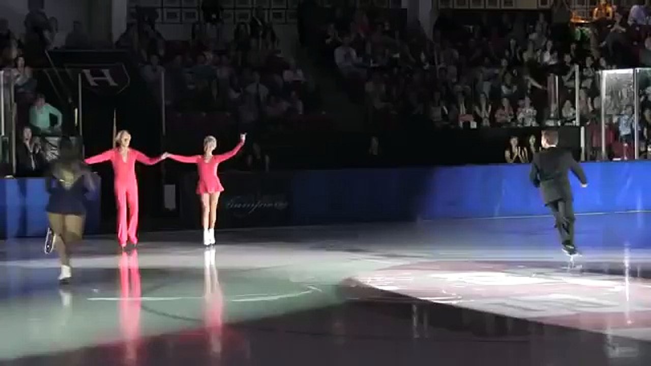Ils sont peut-être âgés, mais ils ont toujours de l'énergie sur la glace. Admirez leur prestation !