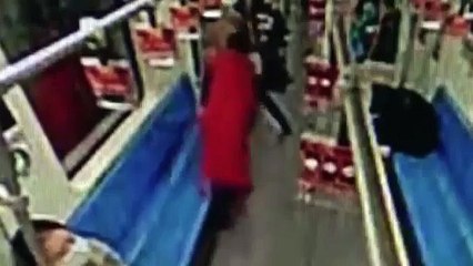 موظف بالصين الشعبية يلقن سارقا درسا لن ينساه