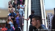Il drague des hommes sur l'escalator et les rend fou ... de rage ! Caméra cachée hilarante !